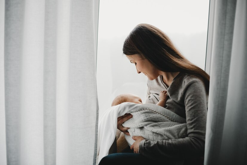 5 Posisi Terbaik Menyusui Bayi yang Aman dan Nyaman